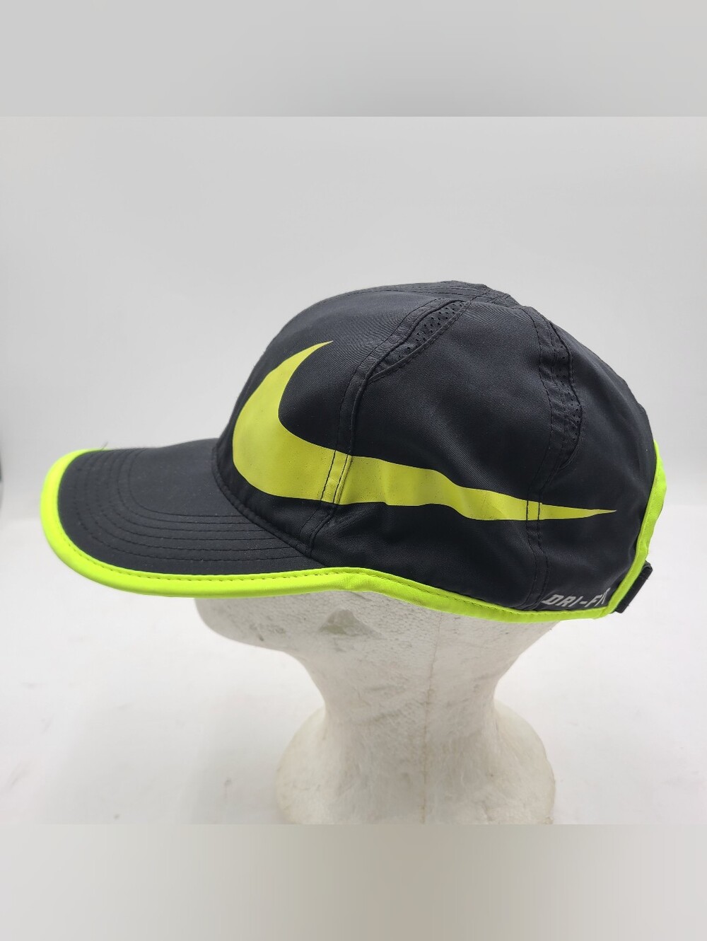 B55 Nike DRI-FIT Featherlight Cap Hat Unisex Adult Black/Neon 864100-010 / OSFM